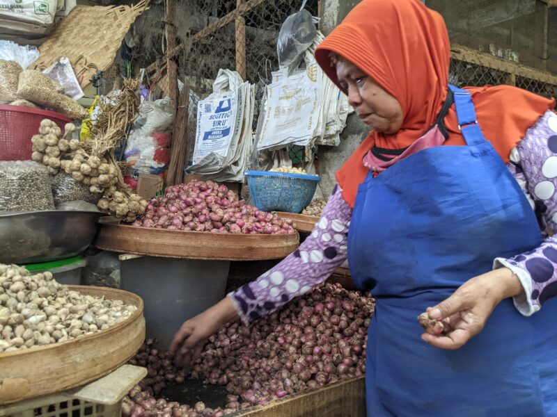 Pedagang Tunjukkan Barang Dagangannya Rusak Terkena Air Hujan.
