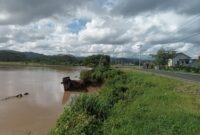 Kondisi badan jalan akibat erosi sungai Grindulu