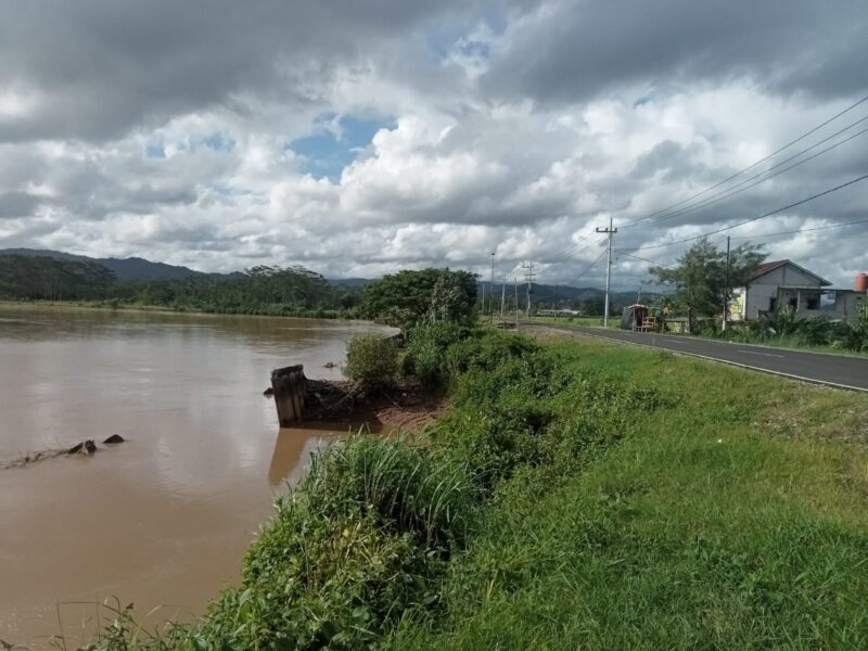 Kondisi badan jalan akibat erosi sungai Grindulu