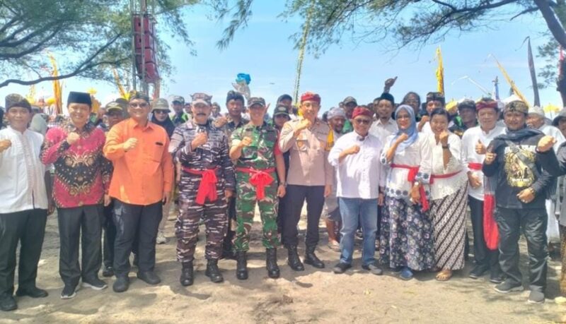Bupati Blitar Hadiri Upacara Melasti di Pantai Jolosutro, Ajak Jaga Toleransi.