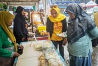 Dinkes Pacitan saat memeriksa menu takjil di Pacitan