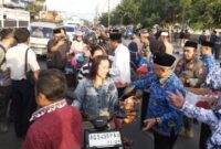 Bupati Rijanto turut serta bagi takjil gratis