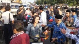 Bupati Rijanto turut serta bagi takjil gratis