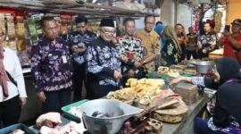 Bersama instansi terkait Bupati turun ke pasar pantau harga bahan pokok