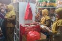 Petugas Memeriksa Mamin Disalah Satu Toko Kelontong di Magetan. 