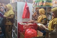Petugas Memeriksa Mamin Disalah Satu Toko Kelontong di Magetan. 