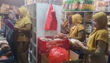 Petugas Memeriksa Mamin Disalah Satu Toko Kelontong di Magetan.