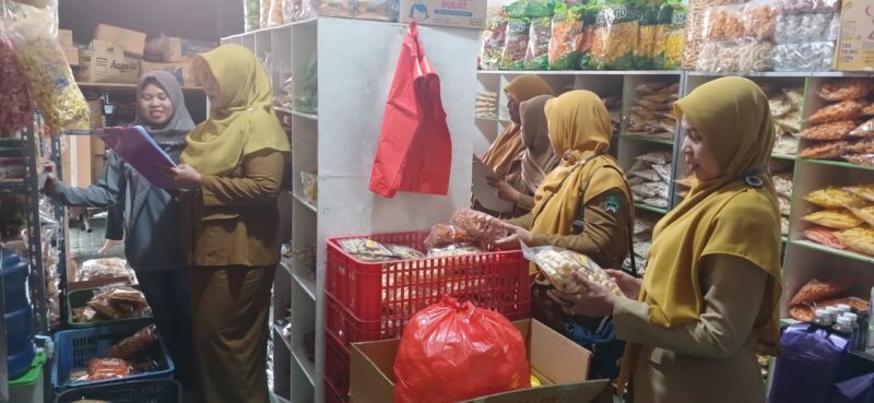 Petugas Memeriksa Mamin Disalah Satu Toko Kelontong di Magetan. 