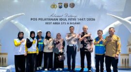 Petugas Dinkes Ngawi saat kunjungi pos Pelayanan Kesehatan di Rest Area 575 A