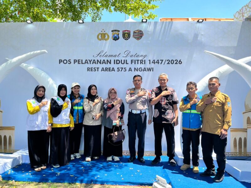 Petugas Dinkes Ngawi saat kunjungi pos Pelayanan Kesehatan di Rest Area 575 A