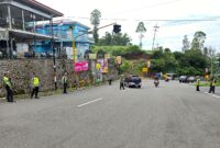 Anggota Satlantas Polres Magetan Melakukan Pengamanan Di Jalan Raya Sarangan.