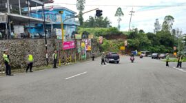 Anggota Satlantas Polres Magetan Melakukan Pengamanan Di Jalan Raya Sarangan.