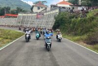 Gubernur Jawa Timur Khofifah Indar Parawansa  melaju di sirkuit Suryo