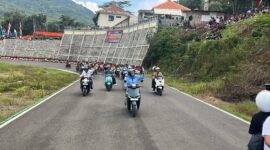 Gubernur Jawa Timur Khofifah Indar Parawansa  melaju di sirkuit Suryo