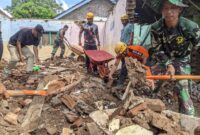 Pembersihan Material Bangunan Yang Ambruk. 
