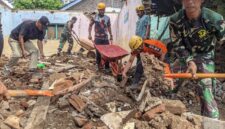 Pembersihan Material Bangunan Yang Ambruk. 