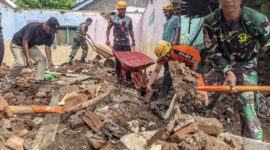 Pembersihan Material Bangunan Yang Ambruk. 