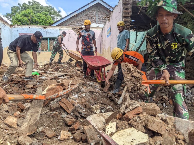 Pembersihan Material Bangunan Yang Ambruk. 