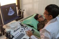 Pemeriksaan Jantung Menggunakan Alat Kesehatan ECHO.