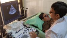 Pemeriksaan Jantung Menggunakan Alat Kesehatan ECHO.