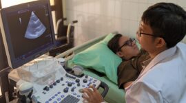 Pemeriksaan Jantung Menggunakan Alat Kesehatan ECHO.