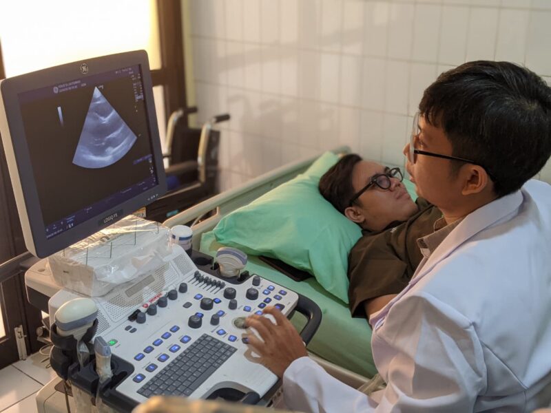 Pemeriksaan Jantung Menggunakan Alat Kesehatan ECHO.