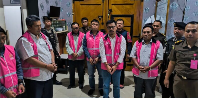 Ketua DPRD Magetan Suratno bersama 5 Tersangka di Rutan Kelas IIB Magetan. (Ist)
