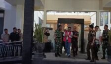 Ketua DPRD Magetan SRT bersama Anggota DPRD 2024-2029 JMT, Mantan Dewan 2019-2024 JML dimasukan Mobil Tahanan Kejari Magetan.  