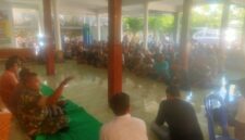 Warga Geruduk Kantor Balai Desa. 