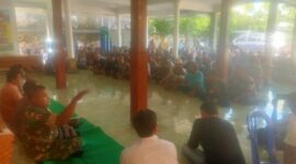 Warga Geruduk Kantor Balai Desa. 