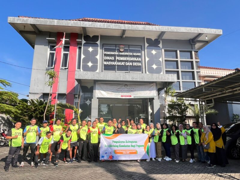 Petugas saat Lakukan pemeriksaan Di Kantor OPD. 