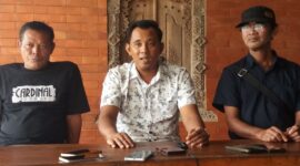Perwakilan Perusahaan Tambang Memberikan Keterangan Kepada Wartawan.
