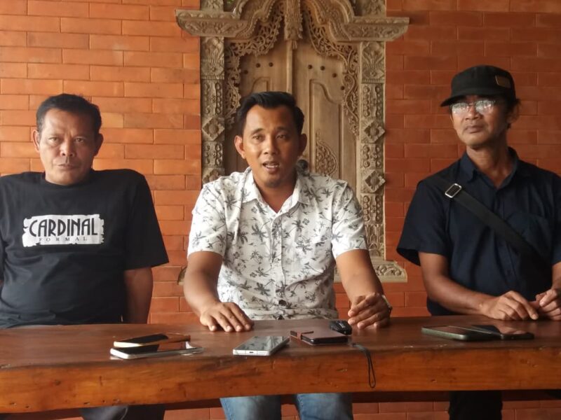 Perwakilan Perusahaan Tambang Memberikan Keterangan Kepada Wartawan.
