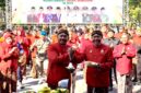 Bupati Ngawi Ony Anwar Harsono Menyerahkan potong tumpeng Kepada Wabup Ngawi Dwi Rianto Jatmiko dalam upacara Hari Jadi Ngawi ke-668 di Halaman Pendopo Wedya Graha. ( Septian Bayu/Ngawi).