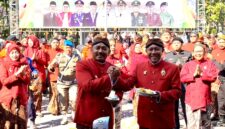 Bupati Ngawi Ony Anwar Harsono Menyerahkan potong tumpeng Kepada Wabup Ngawi Dwi Rianto Jatmiko dalam upacara Hari Jadi Ngawi ke-668 di Halaman Pendopo Wedya Graha. ( Septian Bayu/Ngawi).