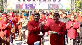 Bupati Ngawi Ony Anwar Harsono Menyerahkan potong tumpeng Kepada Wabup Ngawi Dwi Rianto Jatmiko dalam upacara Hari Jadi Ngawi ke-668 di Halaman Pendopo Wedya Graha. ( Septian Bayu/Ngawi).