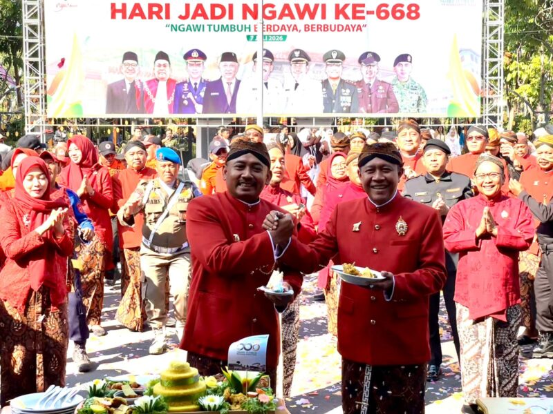 Bupati Ngawi Ony Anwar Harsono Menyerahkan potong tumpeng Kepada Wabup Ngawi Dwi Rianto Jatmiko dalam upacara Hari Jadi Ngawi ke-668 di Halaman Pendopo Wedya Graha. ( Septian Bayu/Ngawi).