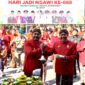 Bupati Ngawi Ony Anwar Harsono Menyerahkan potong tumpeng Kepada Wabup Ngawi Dwi Rianto Jatmiko dalam upacara Hari Jadi Ngawi ke-668 di Halaman Pendopo Wedya Graha. ( Septian Bayu/Ngawi).