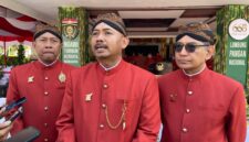 Bupati Ngawi Ony Anwar Harsono Memberikan Keterangan Kepada Wartawan.