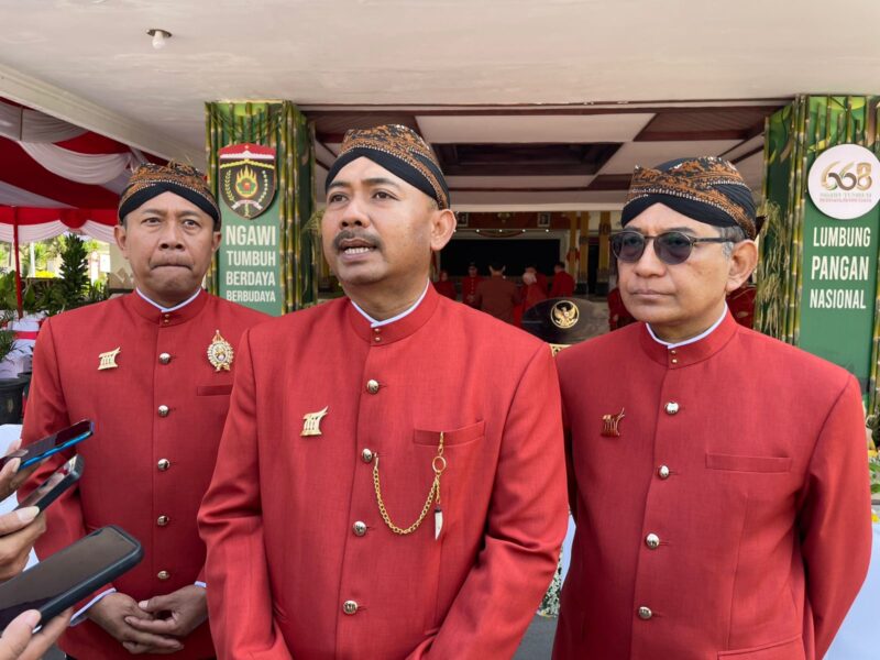 Bupati Ngawi Ony Anwar Harsono Memberikan Keterangan Kepada Wartawan.  
