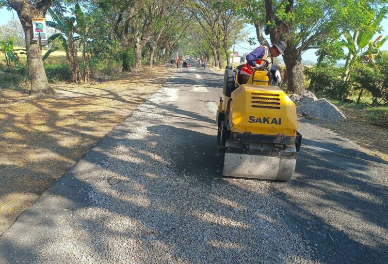 Proses Perbaikan Jalan Oleh Dinas PUPR Magetan. 