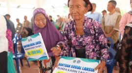 Lansia Penerima Program Bansos Bunda Kasih. 