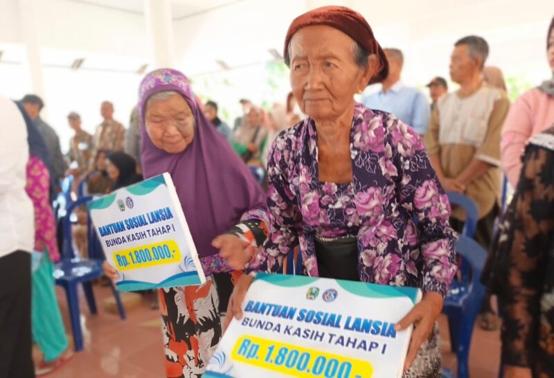 Lansia Penerima Program Bansos Bunda Kasih. 
