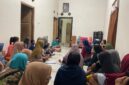 Puluhan anggota kelompok tabungan lebaran Desa Soco Kecamatan Bendo mendatangi rumah Sriasih Marmiati 