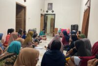 Puluhan anggota kelompok tabungan lebaran Desa Soco Kecamatan Bendo mendatangi rumah Sriasih Marmiati 