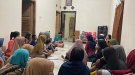 Puluhan anggota kelompok tabungan lebaran Desa Soco Kecamatan Bendo mendatangi rumah Sriasih Marmiati 