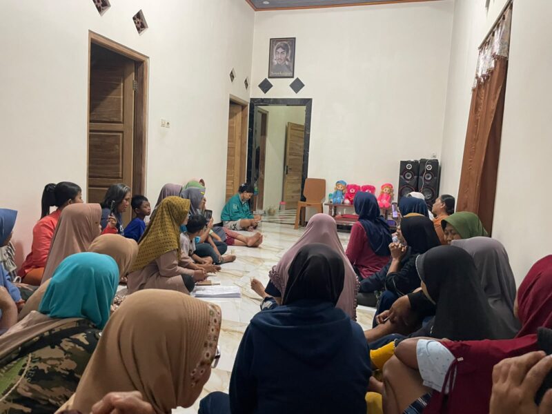 Puluhan anggota kelompok tabungan lebaran Desa Soco Kecamatan Bendo mendatangi rumah Sriasih Marmiati 