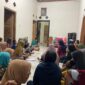 Puluhan anggota kelompok tabungan lebaran Desa Soco Kecamatan Bendo mendatangi rumah Sriasih Marmiati 