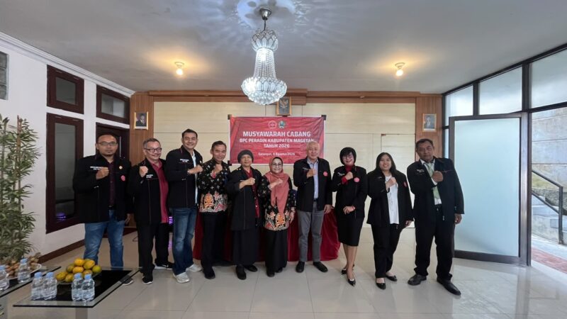 Bupati Magetan Nanik Endang Rusminiarti bersama Pengurus BPW Peradin Jawa Timur dan BPC Peradin Magetan.  