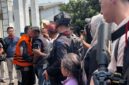 Ratusan warga Ponorogo memberikan dukungan moral kepada Bupati nonaktif Sugiri Sancoko saat meninggalkan Pengadilan Tipikor Surabaya.